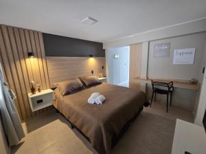 ein Schlafzimmer mit einem Bett, auf dem ein Stofftier liegt in der Unterkunft Emilio Jofré II - Departamento céntrico y luminoso in Villa Marini