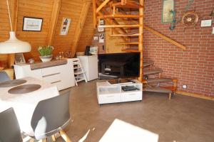 Imagen de la galería de Zeltdachhaus mit W_LAN _ 2 x TV, en Damp