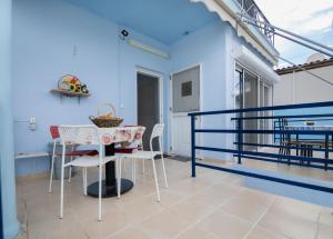 Un comedor con mesa y sillas en un balcón. en Maria's Beach Escape Salamina, en Salamina 19 fotos más