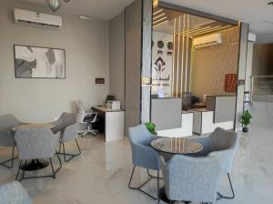 a waiting area with chairs and a table in a room at اجنحة نزيل & اجنحة الشمال in Tabuk