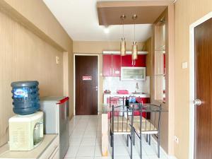 Kuchyň nebo kuchyňský kout v ubytování Cozy and Minimalist 2BR at Mutiara Bekasi Apartment By Travelio