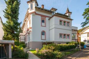 ein weißes Haus mit einem Kreuz darüber in der Unterkunft FeWo Radau in Bad Harzburg