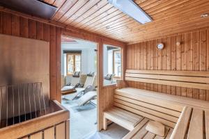 una sauna con pareti rivestite in legno e sedie di Hotel Post by keyone a Bad Mitterndorf