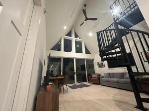 WellstonにあるGorgeous Modern Chalet In The Woodsのリビングルーム(階段、階段付) +30枚の写真