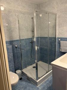 łazienka z prysznicem i toaletą w obiekcie Dom Pod Sosną w mieście Karpacz +60 zdjęć