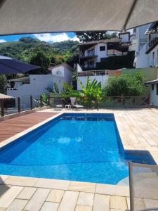 Swimmingpoolen hos eller tæt på Chalés e suíte Ilhabela + 30 billeder