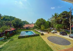 Bazén v ubytování VOYE HOMES Signature Pool Resort Varkala , Just 950 m from Varkala Cliff and Beach nebo v jeho okolí