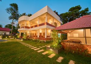 Zahrada ubytování VOYE HOMES Signature Pool Resort Varkala , Just 950 m from Varkala Cliff and Beach
