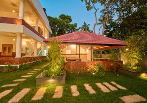 Zahrada ubytování VOYE HOMES Signature Pool Resort Varkala , Just 950 m from Varkala Cliff and Beach