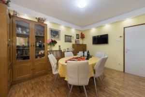 TV a/nebo společenská místnost v ubytování Apartment Stipe