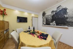TV a/nebo společenská místnost v ubytování Apartment Stipe