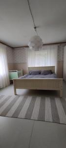 a bedroom with a bed and a ceiling at Omakotitalo Haapavesi Mieluskylä in Ollilanperä