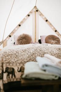 Postel nebo postele na pokoji v ubytování Vättervy Glamping
