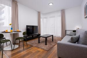 Μια τηλεόραση ή/και κέντρο ψυχαγωγίας στο Waterfront City Azure Loft with FREE PARKING