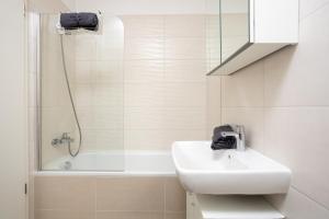 Ένα μπάνιο στο Waterfront City Azure Loft with FREE PARKING +17 φωτογραφίες