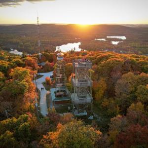 una vista aerea di una torre in mezzo a una foresta di Le Bluesea a Messines