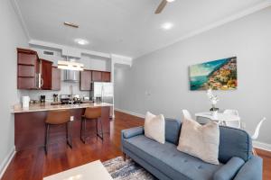 Dapur atau dapur kecil di Modern 1br W Rooftop Pool