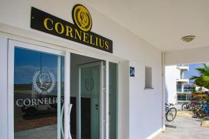 un panneau sur le côté d'un bâtiment d'entreprise dans l'établissement One Bedroom Apartment in Caesar Resort & SPA, Long Beach, à Perivolia tou Trikomou 82 autres photos