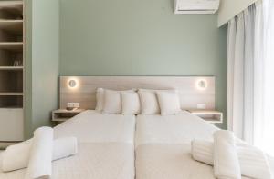 Postel nebo postele na pokoji v ubytování Siviris Golden Beach