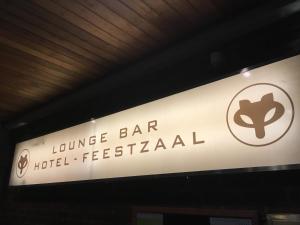 En logo, et sertifikat eller et firmaskilt på Hotel The New Fox
