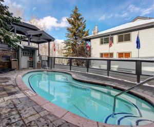 una piscina davanti a una casa di SNOW FLOWER 041 condo a Park City