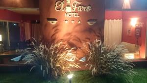 奧斯坦德的住宿－Apart Hotel El Faro，一间酒店客房,墙上有两株植物