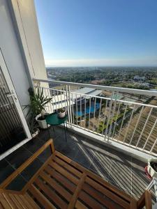 Μπαλκόνι ή βεράντα στο Cozy Studio 5 Mins to Sky Ranch with Pool & View