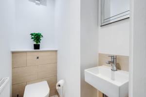 Un baño de Four Bedroom Apartment By Brookland Stays Serviced Accommodation Short Lets Manchester With Free WiFi