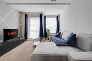 Un lugar para sentarse en Four Bedroom Apartment By Brookland Stays Serviced Accommodation Short Lets Manchester With Free WiFi