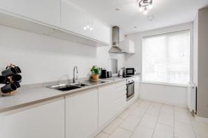 Una cocina o cocineta en Four Bedroom Apartment By Brookland Stays Serviced Accommodation Short Lets Manchester With Free WiFi