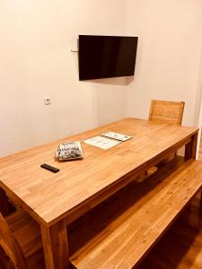 Apartments La Rosa的电视和/或娱乐中心