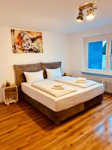 鲁斯特Apartments La Rosa的房间里有一张大床的卧室