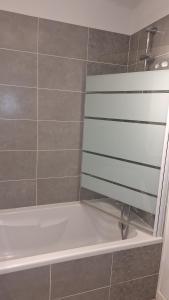 Et badeværelse på Charmant appartement cœur de ville avec terrasse aménagée privée + 15 billeder