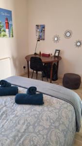 En eller flere senge i et værelse på Charmant appartement cœur de ville avec terrasse aménagée privée