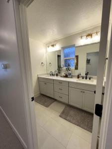 een badkamer met twee wastafels en een grote spiegel bij Midnight Manor-Modern-Spacious in Park City