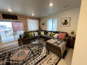 een woonkamer met een bank en een tafel bij Midnight Manor-Modern-Spacious in Park City