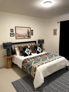 een slaapkamer met een groot bed met kussens erop bij Midnight Manor-Modern-Spacious in Park City