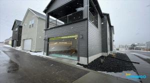 een winkel voor een gebouw in de sneeuw bij Midnight Manor-Modern-Spacious in Park City
