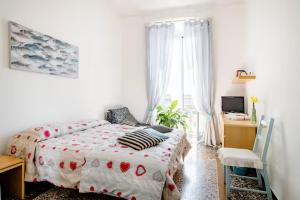sypialnia z łóżkiem, biurkiem i komputerem w obiekcie B&B Blue Home w Genui