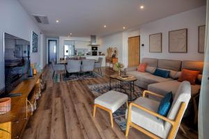 ein Wohnzimmer mit Sofa und Tisch in der Unterkunft Peace Haven III in Câmara de Lobos