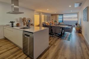 eine Küche und ein Wohnzimmer mit einem Esszimmer in der Unterkunft Peace Haven III in Câmara de Lobos