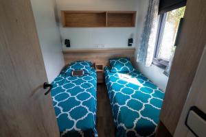 Postel nebo postele na pokoji v ubytování Camping Le Lac des Sapins