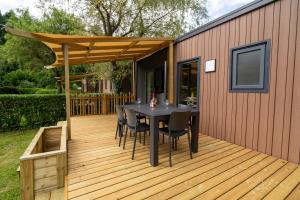 Patio nebo venkovní prostory v ubytování Camping Le Lac des Sapins