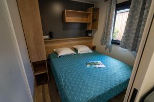 Postel nebo postele na pokoji v ubytování Camping Le Lac des Sapins