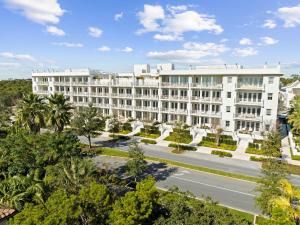 una vista aerea di un grande edificio bianco di Kaiya Beach Resort a Inlet Beach