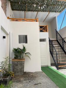 a white house with stairs and a door at Casa Apartament Paseo Del Mar in Chimbote +21 photos