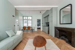 een woonkamer met een bank en een tafel bij Suite St Antoine 4 travelers in Lyon