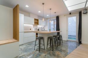 リヨンにあるLe Carnot 2 roomsのキッチン(テーブル、バースツール付)