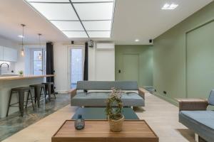 リヨンにあるLe Carnot 2 roomsのソファとテーブルのあるリビングルーム