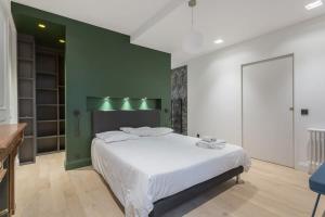 リヨンにあるLe Carnot 2 roomsの緑の壁と大きなベッドのある寝室